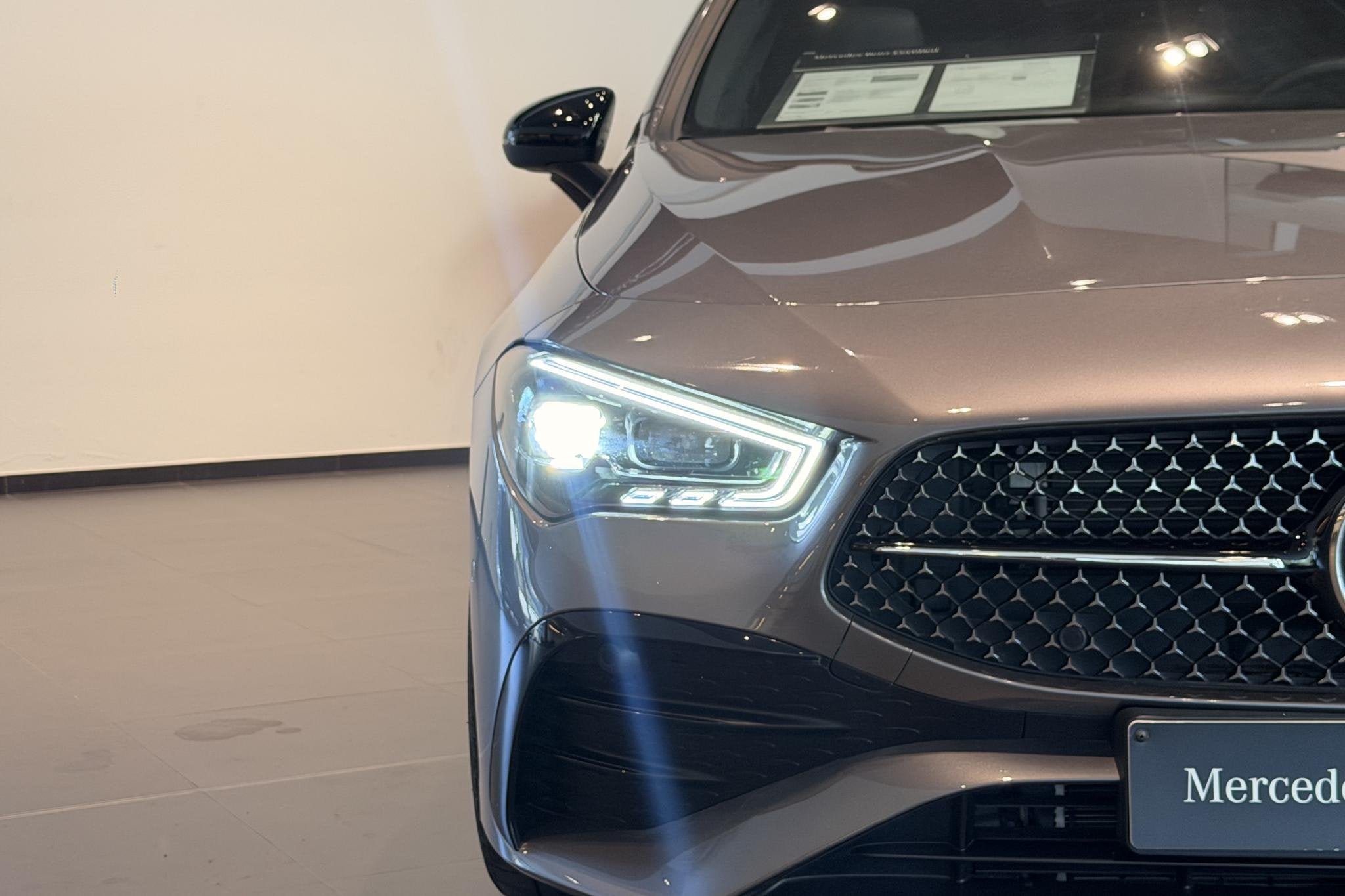 Mercedes-Benz CLA-Klasse 180 Coupé AMG Line | Panoramisch D, Auto's, Mercedes-Benz, Stof, Gebruikt, 4 cilinders, Automatische klimaatregeling