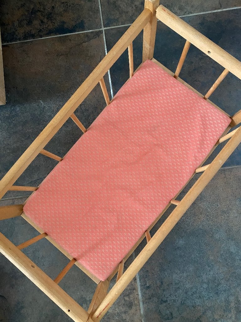 Houten poppenbed met matras, Ophalen, Gebruikt, Meubelstuk of Keukentje