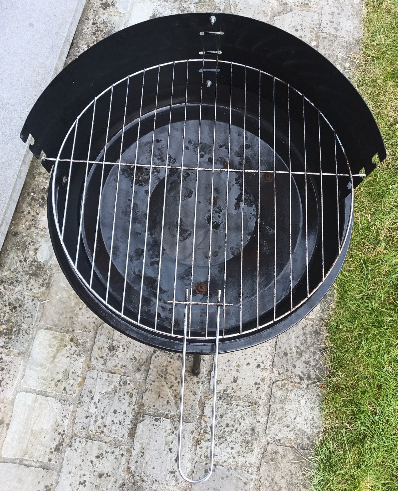 Ronde houtskool BBQ met windscherm (model C83-000565), Enlèvement, Utilisé, Overig