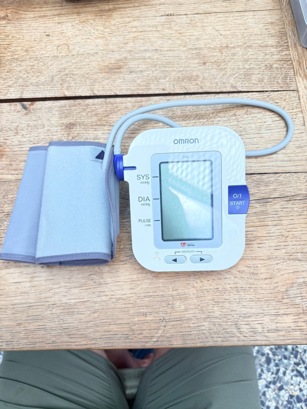 Omron M6 bloeddrukmeter HEM-7001-E + manchet, Diversen, Verpleegmiddelen, Ophalen of Verzenden, Gebruikt