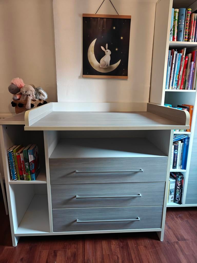 Meubelset jeugdkamer: doorgroeibed, commode en kleerkast, Ophalen, Zo goed als nieuw, Commode