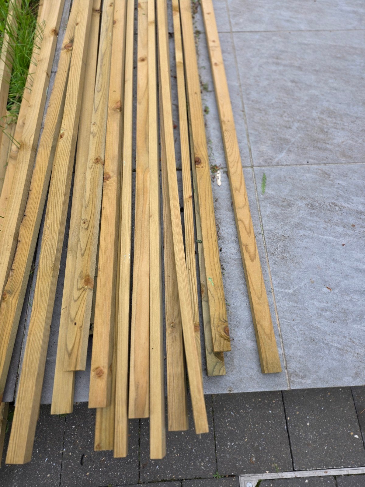 17Lattes de bois imprégné 4 x 2,4 cm  Longueur 4,20 m, Enlèvement