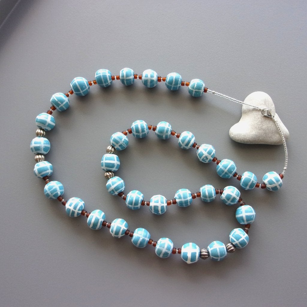 Long collier neuf en céramiques artisanales Kazuri vintage, Enlèvement ou Envoi, Neuf, Bleu, Pierre ou Minéral