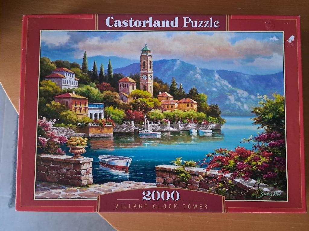Castorland puzzel 2000 st. bijna nieuw, village clock tower, Hobby en Vrije tijd, Ophalen of Verzenden, Meer dan 1500 stukjes