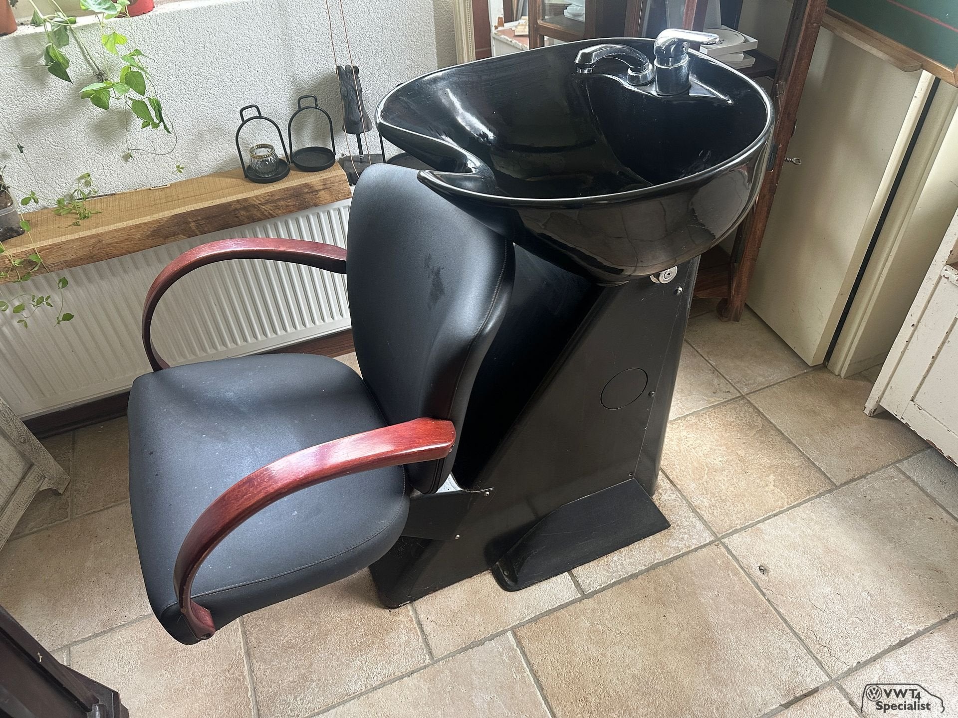 Kapperswasbak met zwart lederen stoel kappersstoel kappersta, Gebruikt