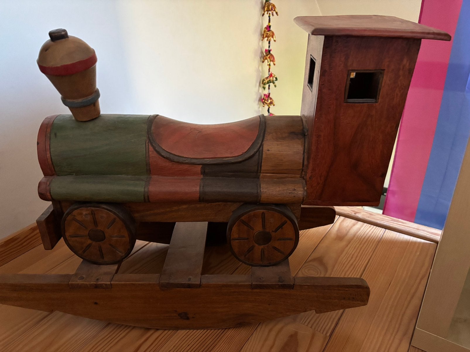 Prachtige houten handgemaakte Indische schommelpaard-trein, Antiek en Kunst, Handgemaakt, 60 cm, Meerkleurig, Ophalen