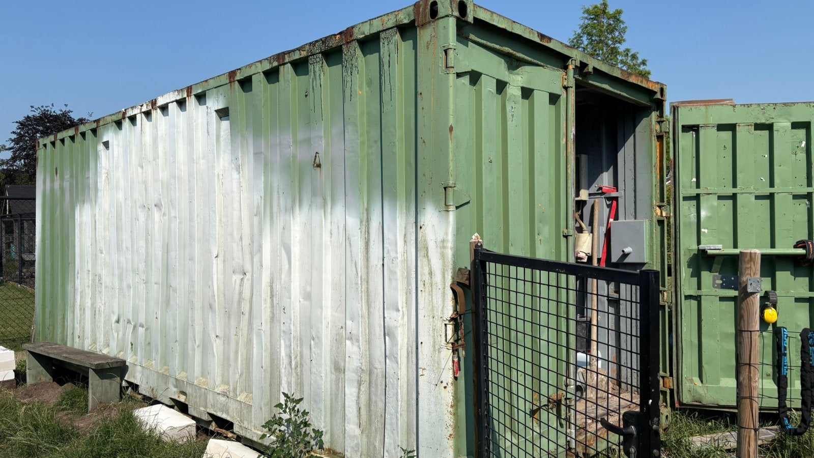 Container werfkeet met stroomvoorziening, Ophalen