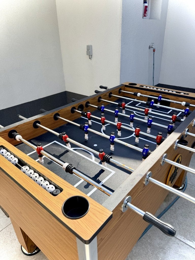 Voetbaltafel / tafelvoetbal - volwassen formaat + hoes, Ophalen, Gebruikt