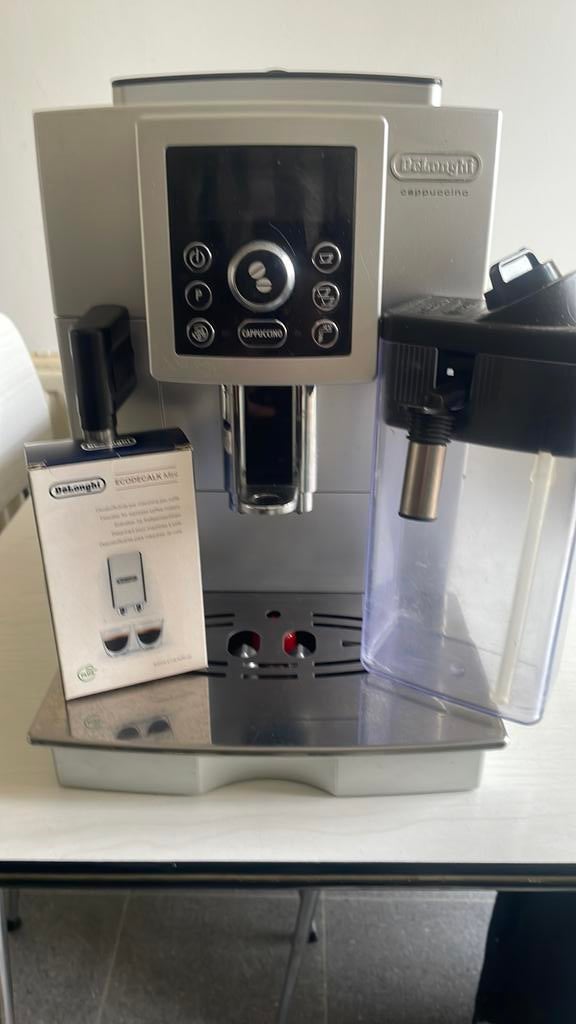 Te koop koffiemachine Delonghi, Réservoir d'eau amovible, Café en grains, Comme neuf, 4 à 10 tasses