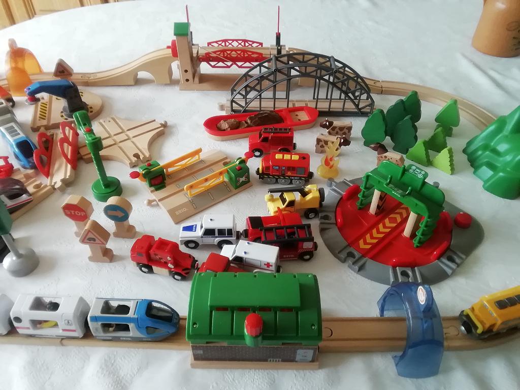 Grand ensemble de trains,  rails et accessoires BRIO, Enlèvement, Comme neuf, Rails, Autres marques