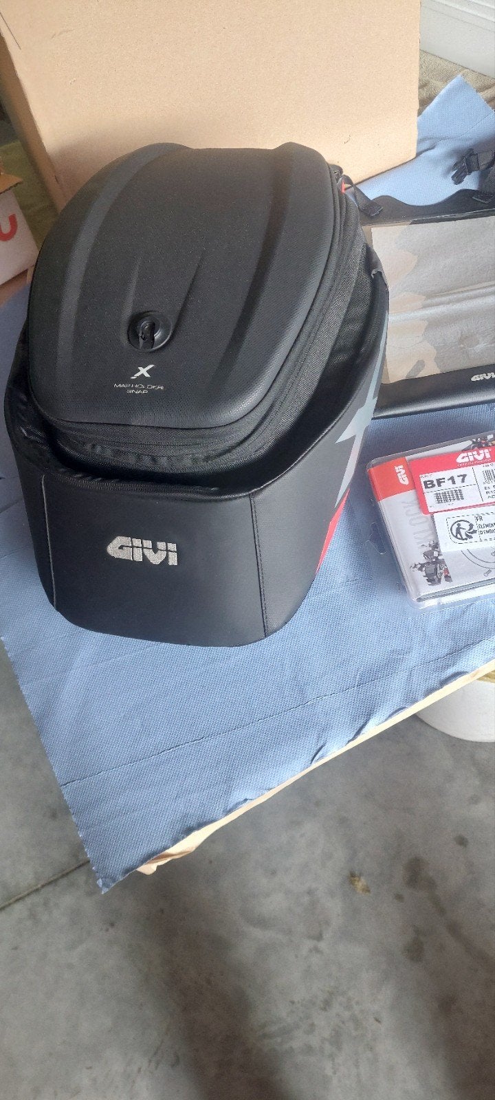 Sacoche de réservoir Givi comme neuve. Extensible., Motos, Accessoires | Valises & Sacs, Enlèvement