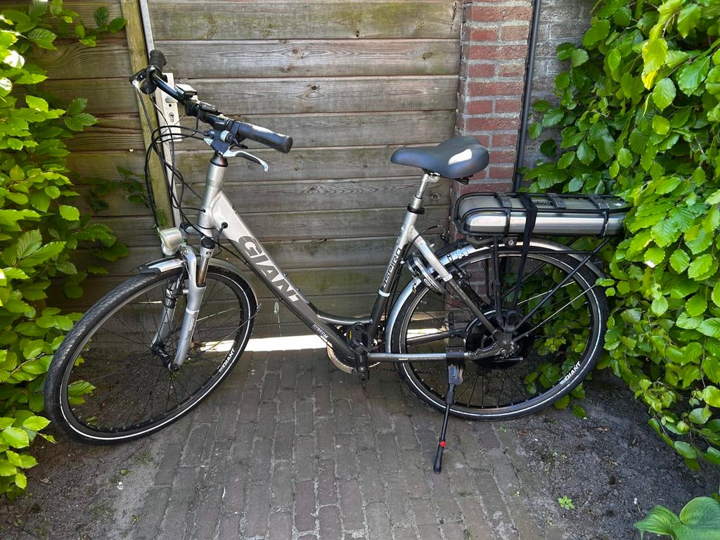 Elektrische Dames fiets (opknap), Ophalen, Gebruikt, 50 km per accu of meer, Giant