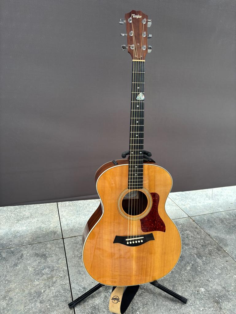 taylor 214e DLX, Musique & Instruments, Enlèvement, Comme neuf, Guitare Western ou Guitare Folk, Avec valise