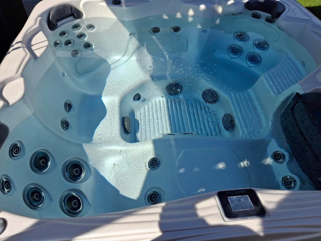 Spa / Jacuzzi + gratis accessoires, Jardin & Terrasse, Bains à remous et Spas, Enlèvement, Utilisé, Escalier, Fixé