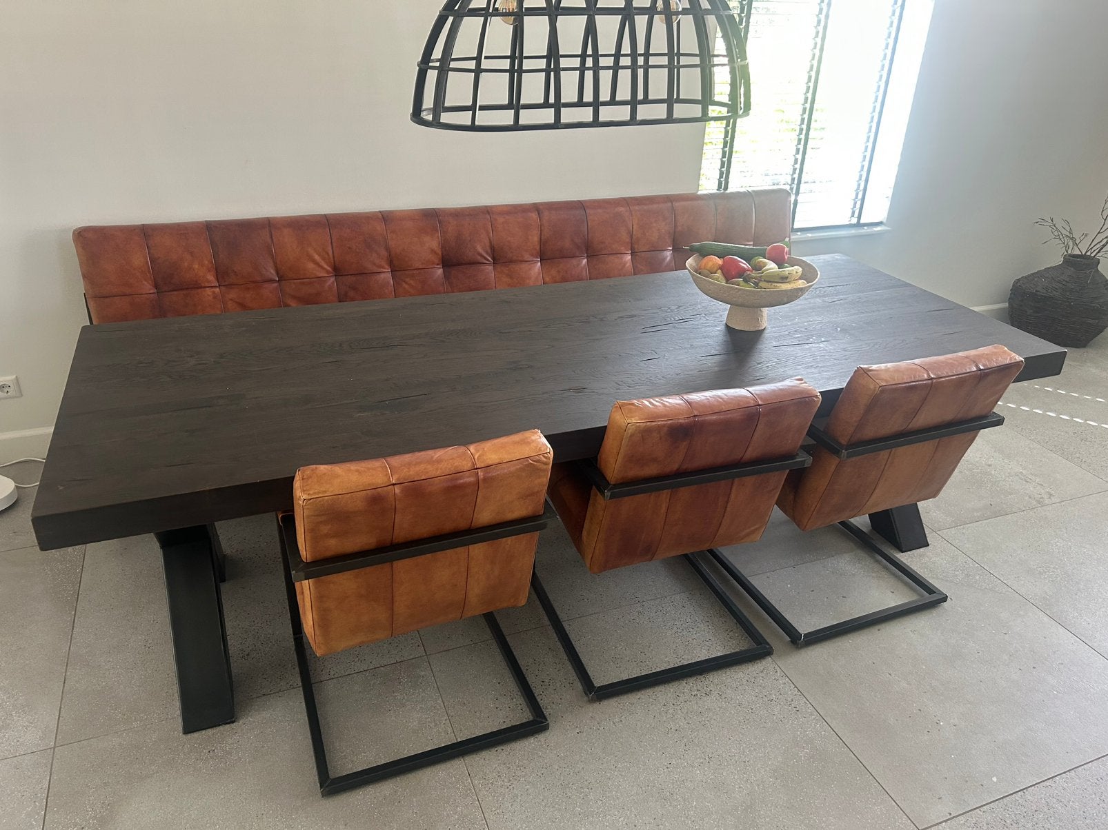 Stoere industriële eettafel met leren bank en stoelen, Enlèvement, Comme neuf