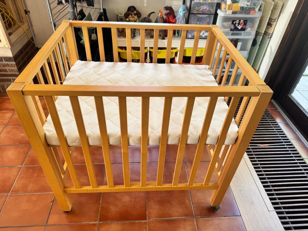 Parc bébé en bois sur roulettes + matelas – 98x80x93 cm, Enlèvement, Utilisé, Rectangulaire, Roulettes