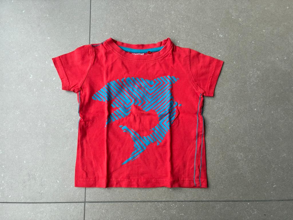 Rode T-shirt met blauwe print van Someone (Maat 92 / 2 jaar), Kinderen en Baby's, Kinderkleding | Maat 92, Ophalen of Verzenden