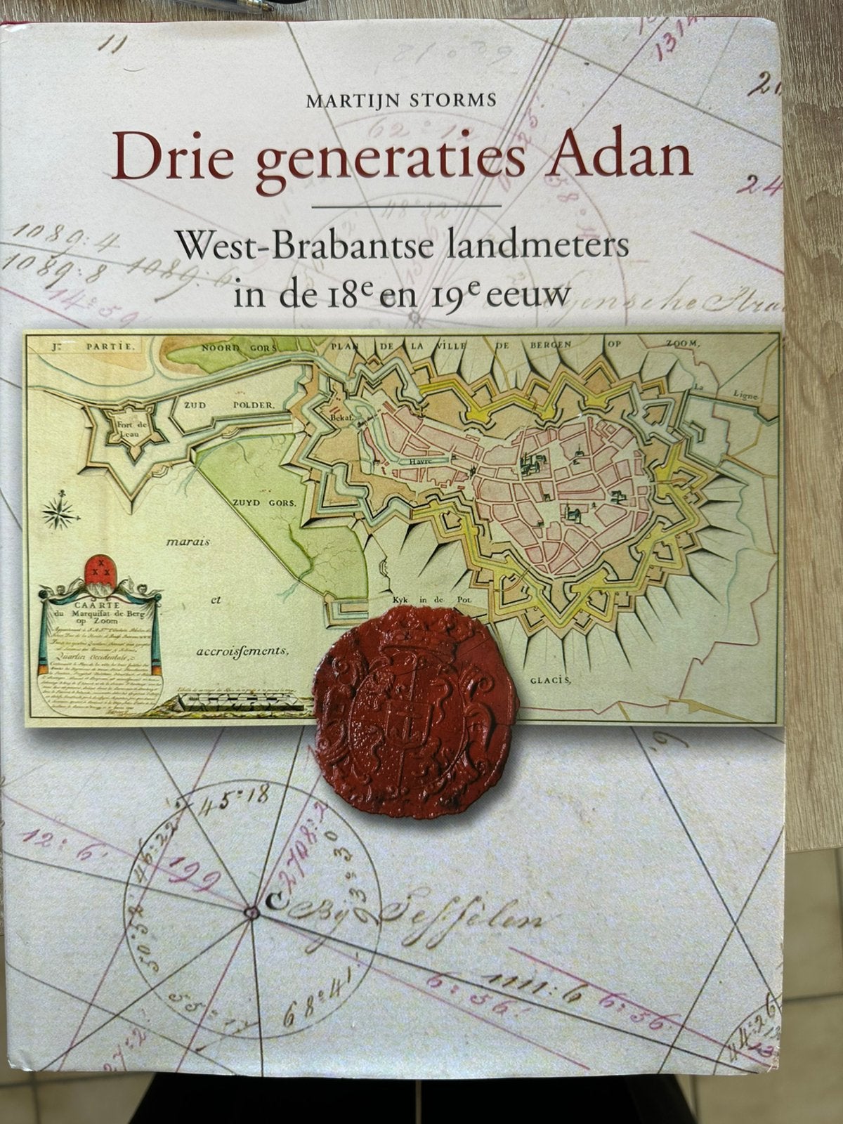 M. Storms - Drie generaties Adan boek zo goed als nieuw., Boeken, Overige wetenschappen, Ophalen of Verzenden, Zo goed als nieuw