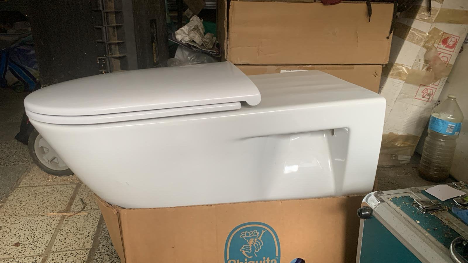 Hangtoilet Catalano — Nieuw, nooit gebruikt met zitje, Doe-het-zelf en Bouw, Sanitair, Zo goed als nieuw, Ophalen