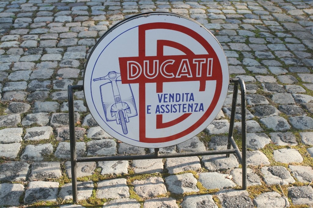 2 emailleborden van ducati + standaard display (jaren 50), Verzamelen, Merken en Reclamevoorwerpen, Ophalen of Verzenden, Zo goed als nieuw