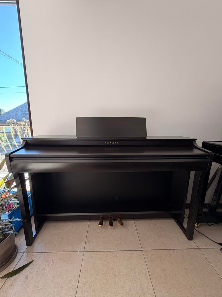 Yamaha CLP 825 - sous garentie, Muziek en Instrumenten, Ophalen, Zo goed als nieuw, Bruin, Piano