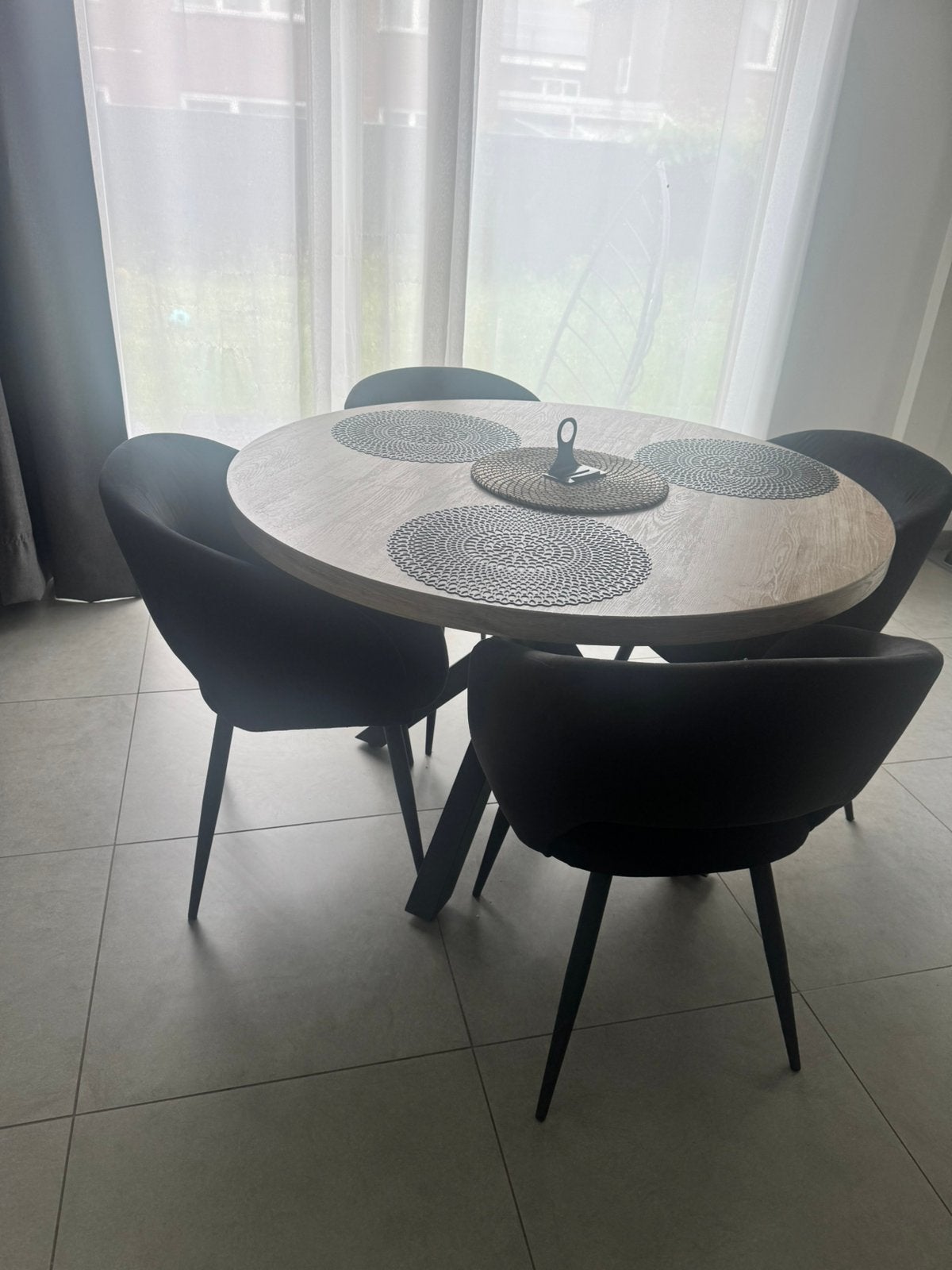 Mooie ronde tafel - 120 diameter en 4 zwarte stoelen, Huis en Inrichting, Ophalen, Zo goed als nieuw, Vier personen