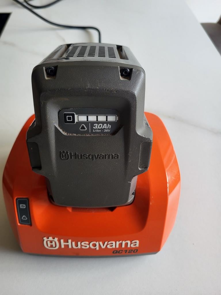 Batterij en lader husqvarna 30 ah., Tuin en Terras, Ophalen