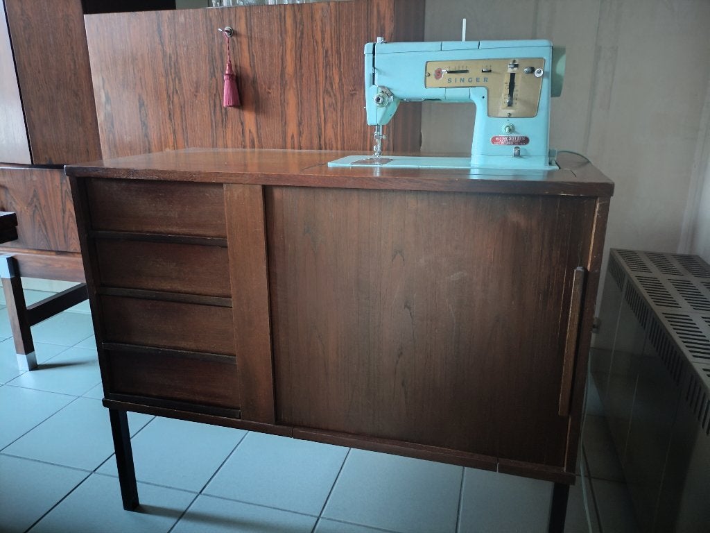 Naaimachine in kast, Enlèvement