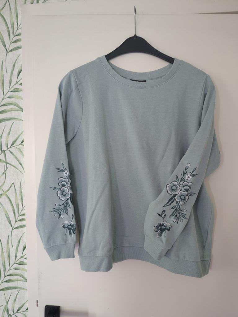 Groene trui met bloemen op de mouwen, Ophalen, Maat 46/48 (XL) of groter
