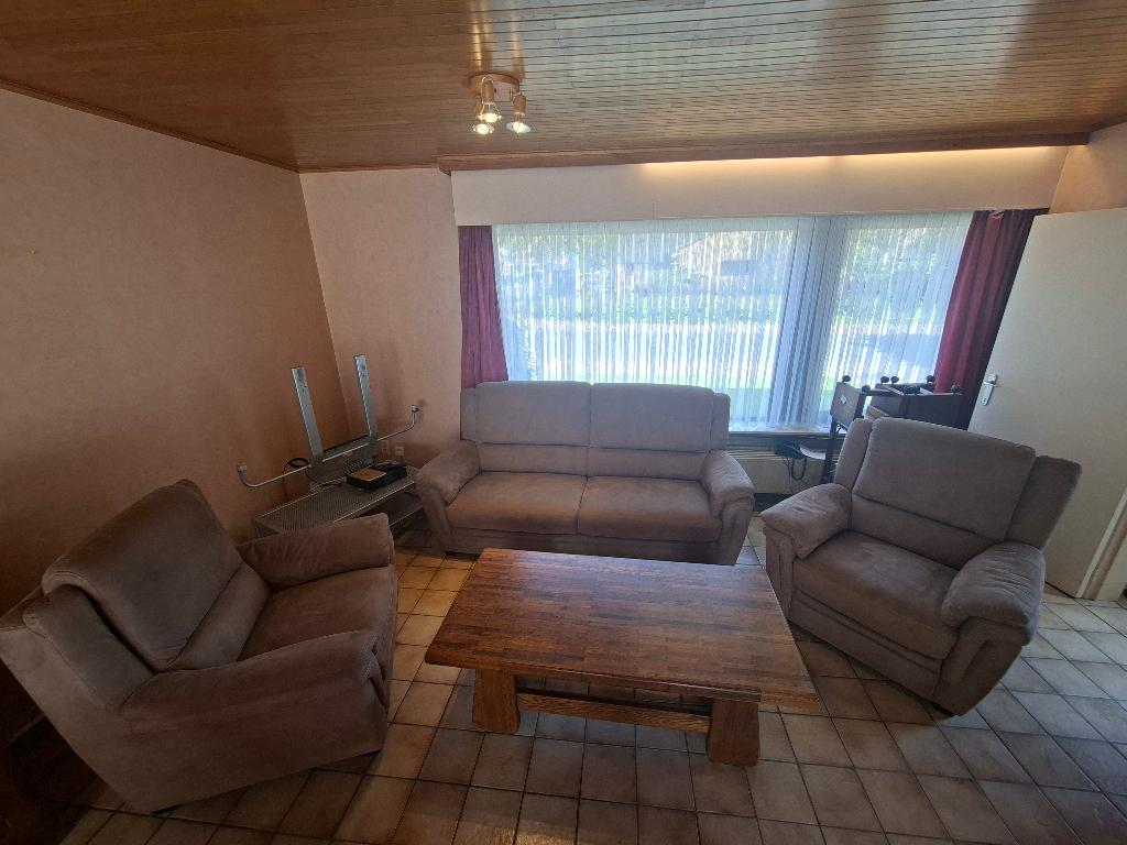 Comfortabele suède salon beige - tweezit en twee fauteuils, Maison & Meubles, Canapés | Salons, Utilisé, Banc droit, Quatre personnes ou plus