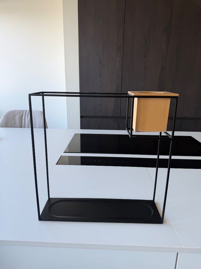 zwarte muurframe met houten houder voor plantje, Huis en Inrichting, Ophalen, Metaal, Gebruikt, Decoratieobject