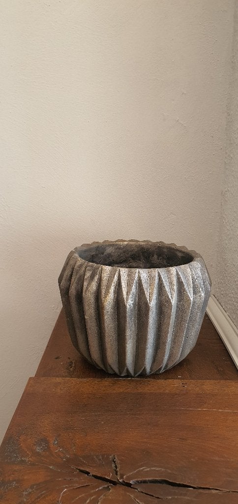 Rustieke bloempot met plooi effect, Rond, Ophalen of Verzenden, Zo goed als nieuw, Balkon