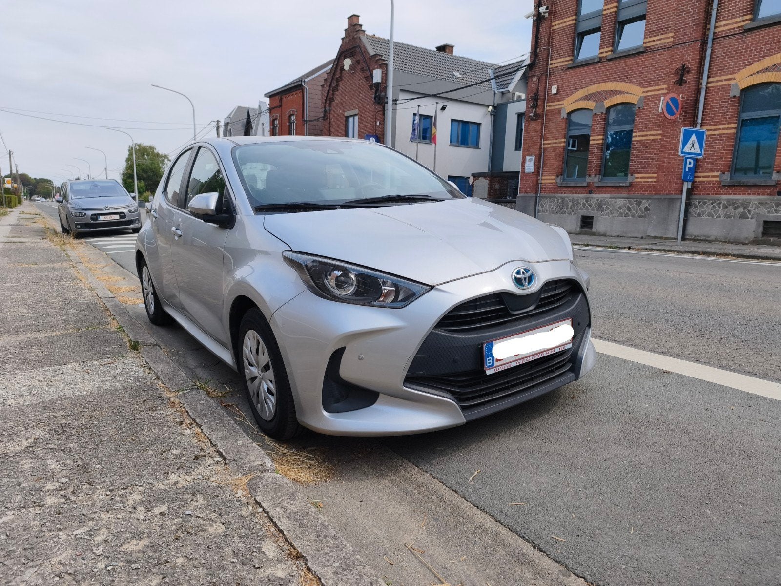 Toyota Yaris Hybride (68 kW / 1490 cc) - État Impeccable, Auto's, Toyota, Dealer onderhouden, Stof, Zwart, Navigatiesysteem