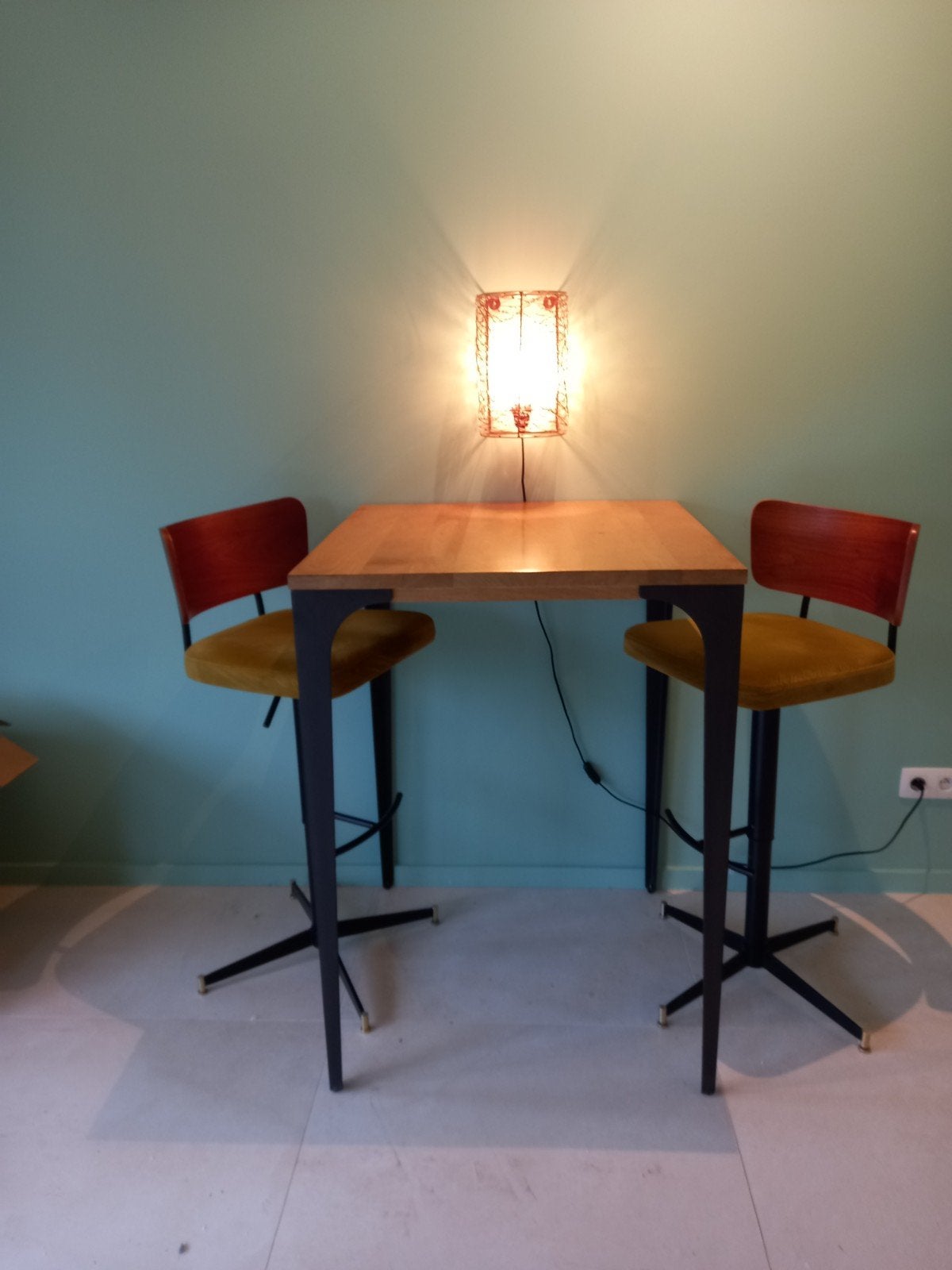 Mooie kwalitatieve hoge tafel met bijbehorende krukken, Huis en Inrichting, Ophalen, In hoogte verstelbaar, Zo goed als nieuw