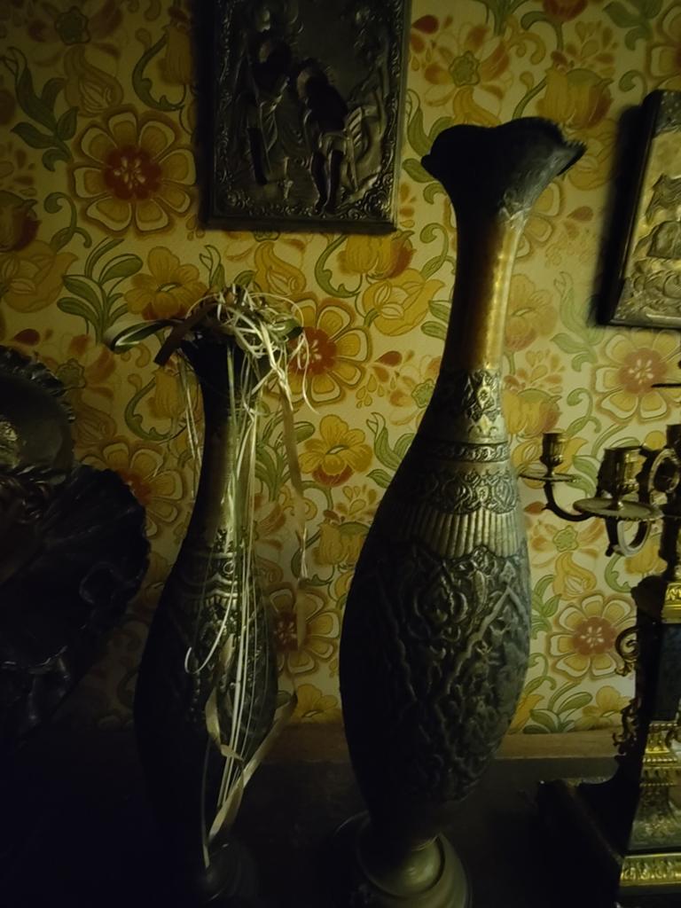 Vases en métal, Enlèvement
