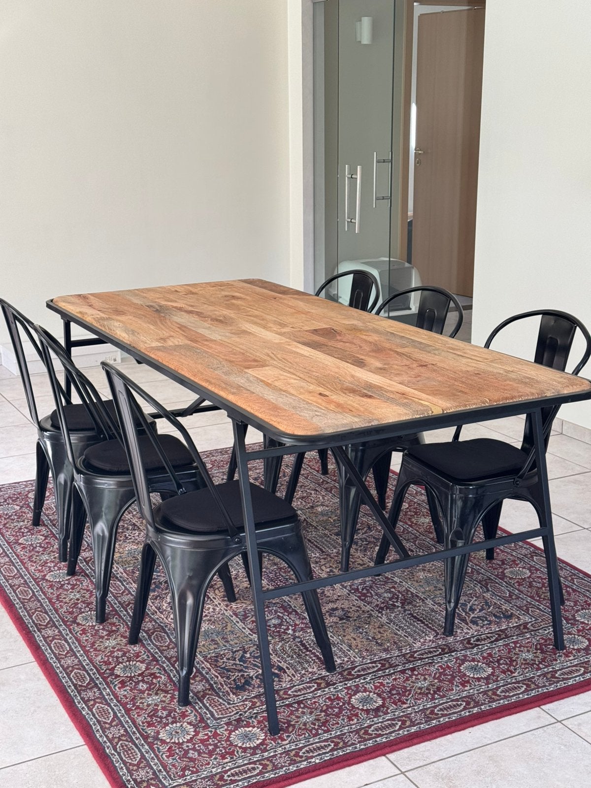Table en bois de manguier et chaises en métal, Autres essences de bois, Comme neuf, Enlèvement, 50 à 100 cm