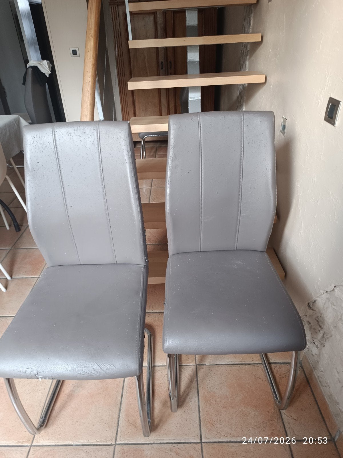 Lot de 5 chaises skaï  taupe + 1 gratuite pour living, Maison & Meubles, Chaises, Utilisé, Cinq, Six Chaises ou plus, Métal, Brun
