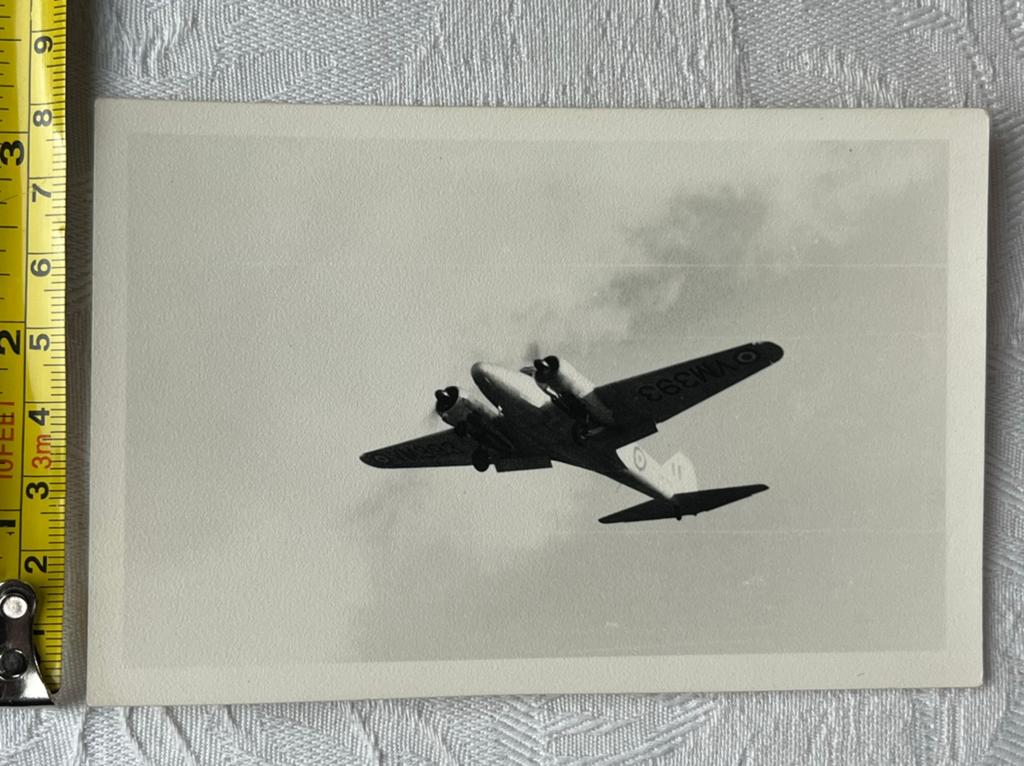 Photo RAF Avro Anson #VM393 en vol airshow Chievres 1955, Collections, Enlèvement ou Envoi, Armée de l'air, Photo ou Poster