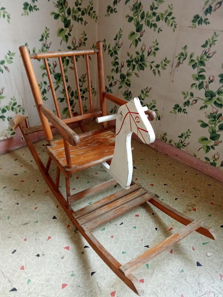 Cheval à bascule ancien, Enlèvement