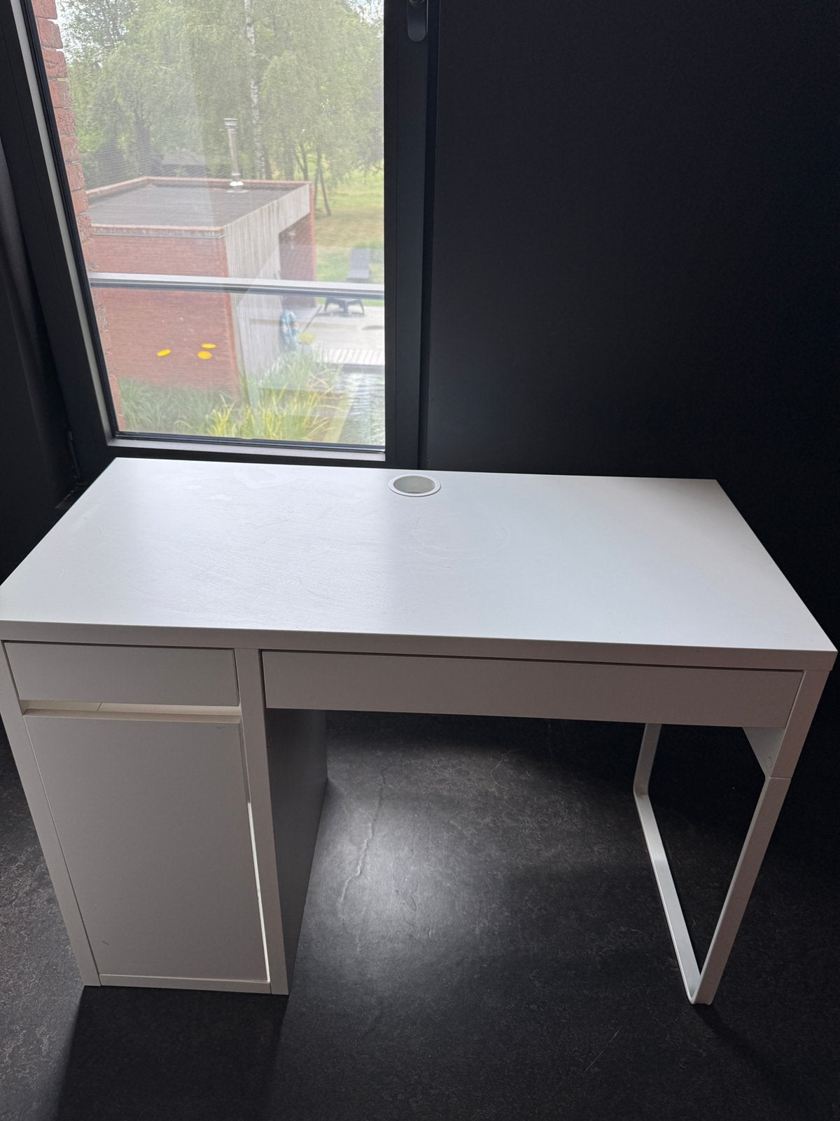 Buro met lades, kastje en kabelgoot, Ophalen, 105 cm, Gebruikt, Kabelgoot