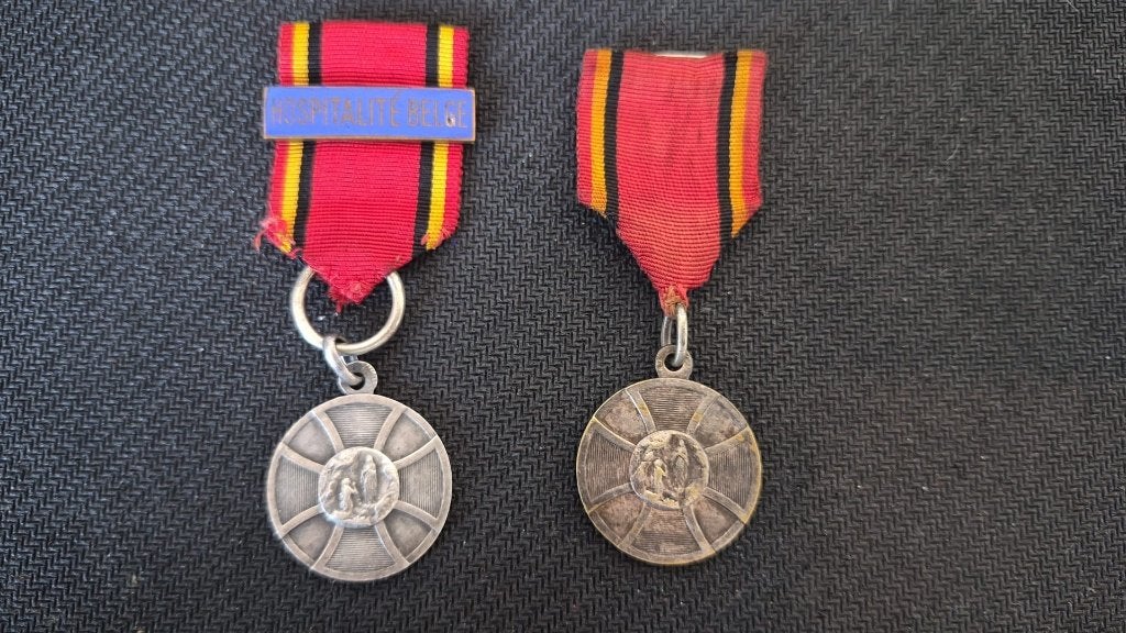 2 médailles belges "Hospitalité Belge", Collections, Objets militaires | Général, Autres, Enlèvement
