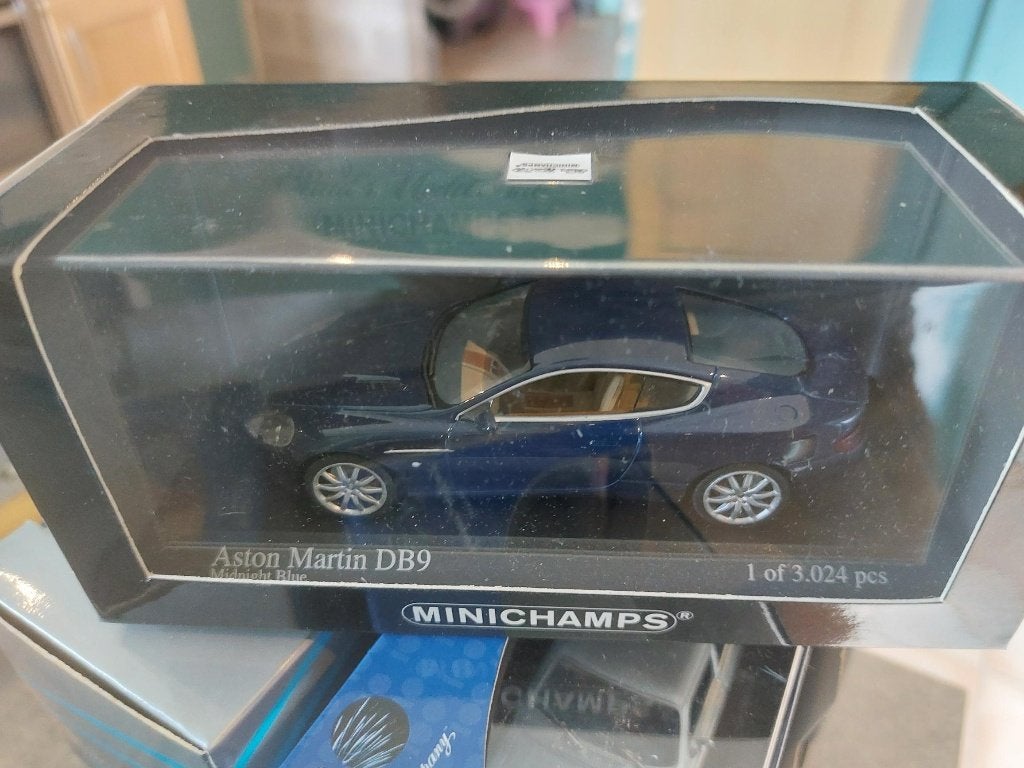 Minichamps Aston Martin DB9 de 2003 blue 1/43, Enlèvement ou Envoi, Neuf, Voiture, MiniChamps