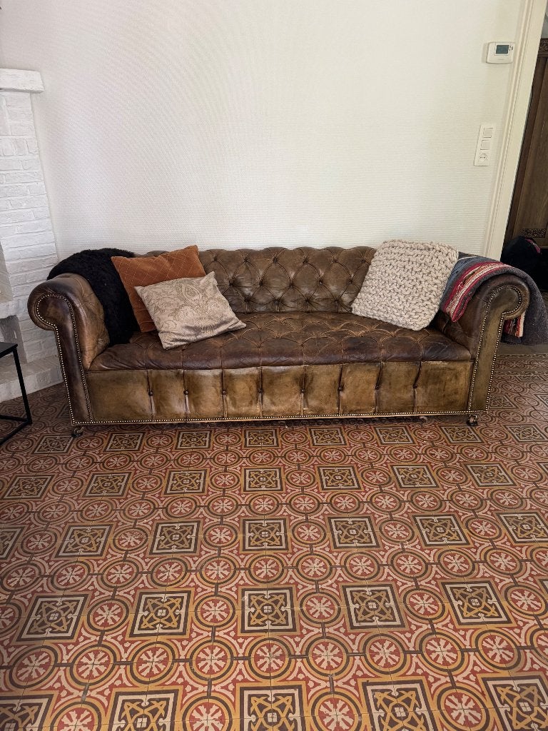 Prachtige vintage Chesterfield bank, Ophalen, Gebruikt, Industrieel/vintage, Driepersoons