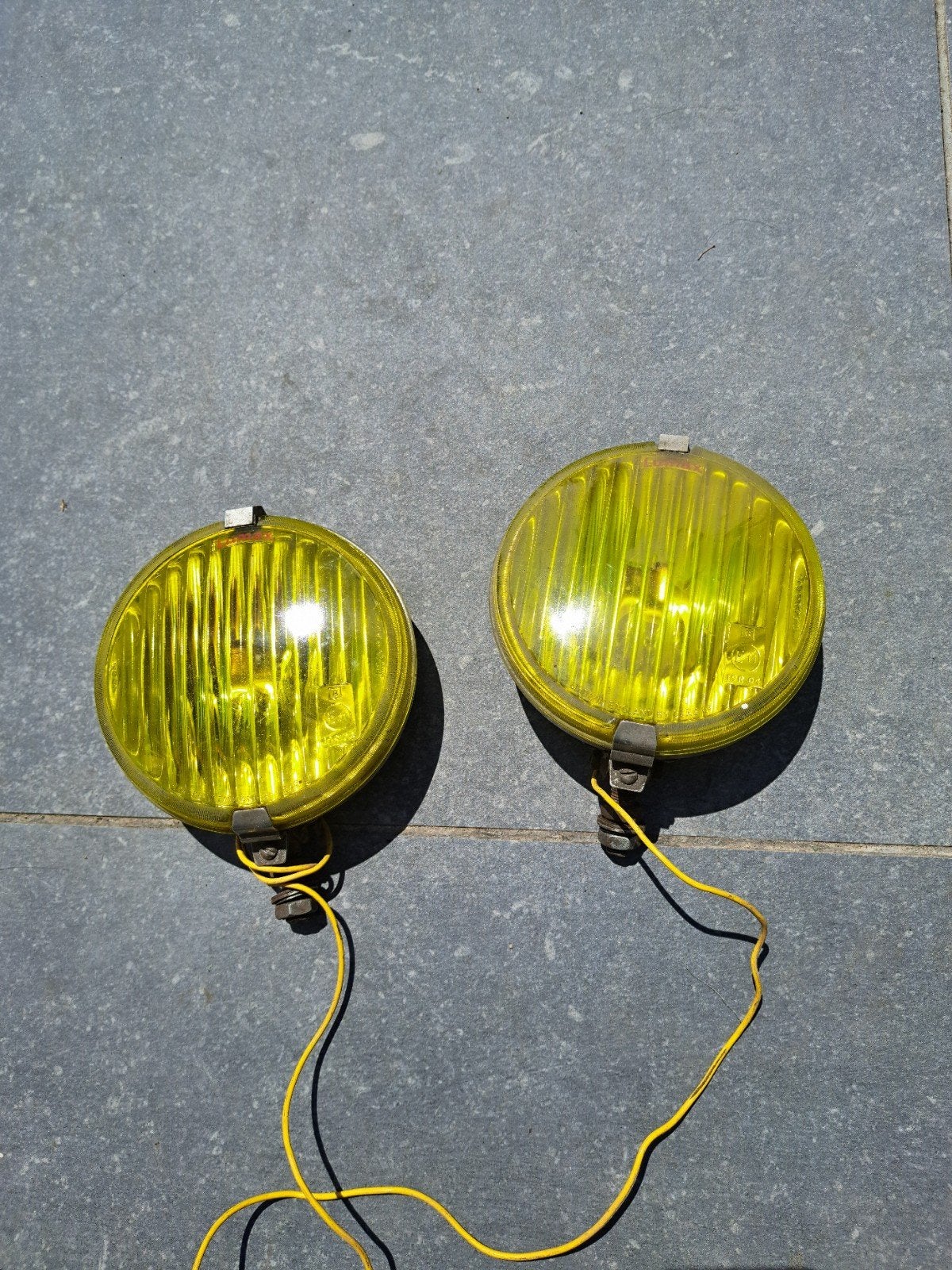 2 projecteurs jaunes, Enlèvement