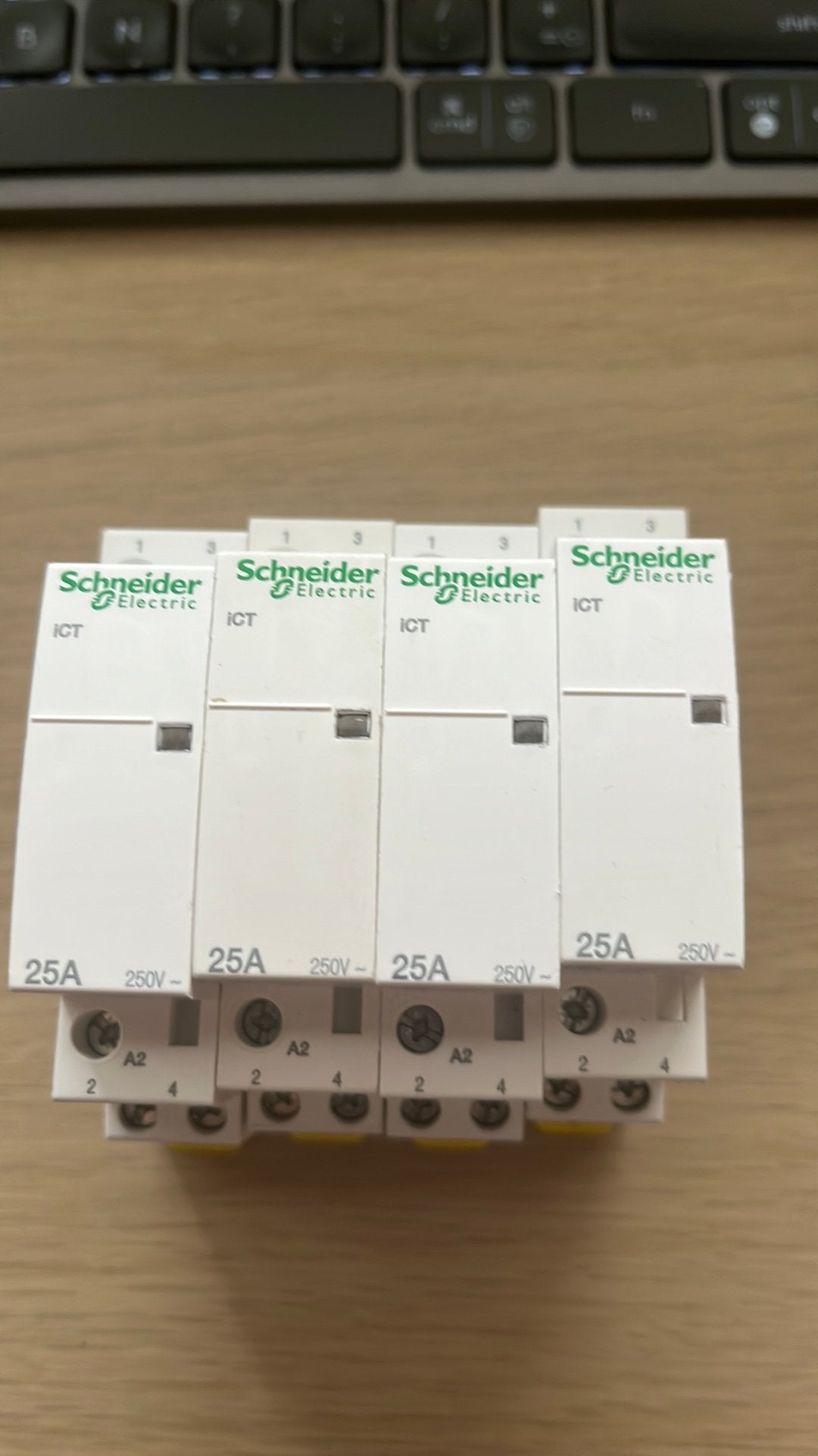 Schneider iCT A9C20732 4 stuks, Ophalen, Nieuw