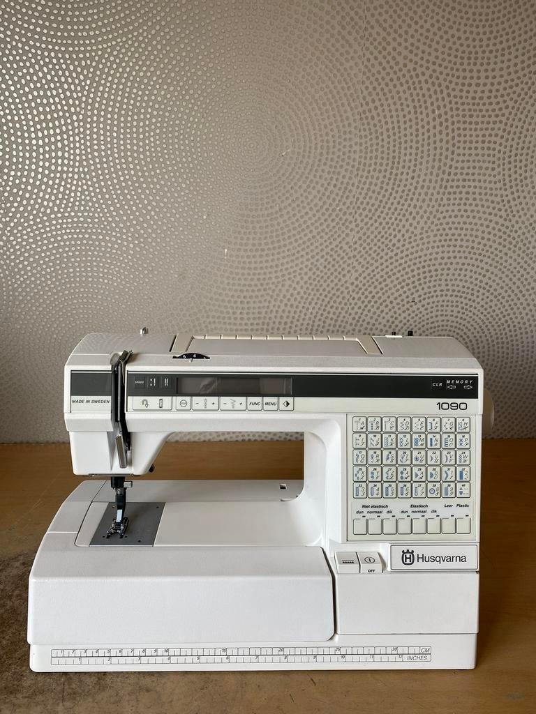 MACHINE À COUDRE HUSQVARNA 1090 EN TRÈS BON ÉTAT, Enlèvement ou Envoi, Utilisé, Machine à coudre, Husqvarna