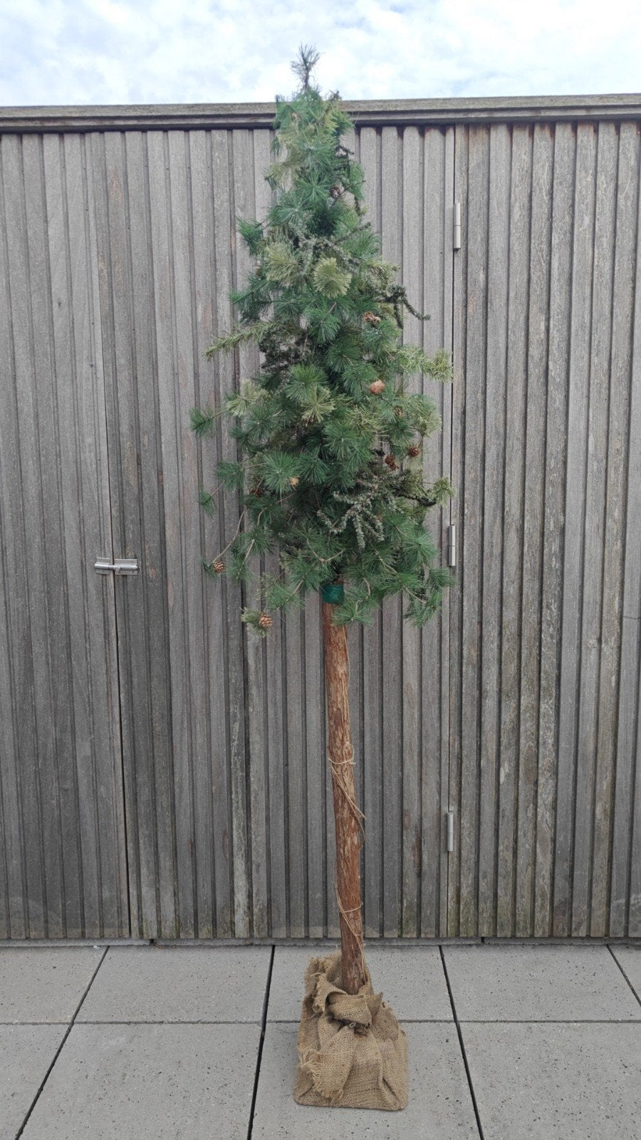 Prachtige smalle kunstkerstboom op houten stam (185 cm), Diversen, Ophalen of Verzenden, Gebruikt