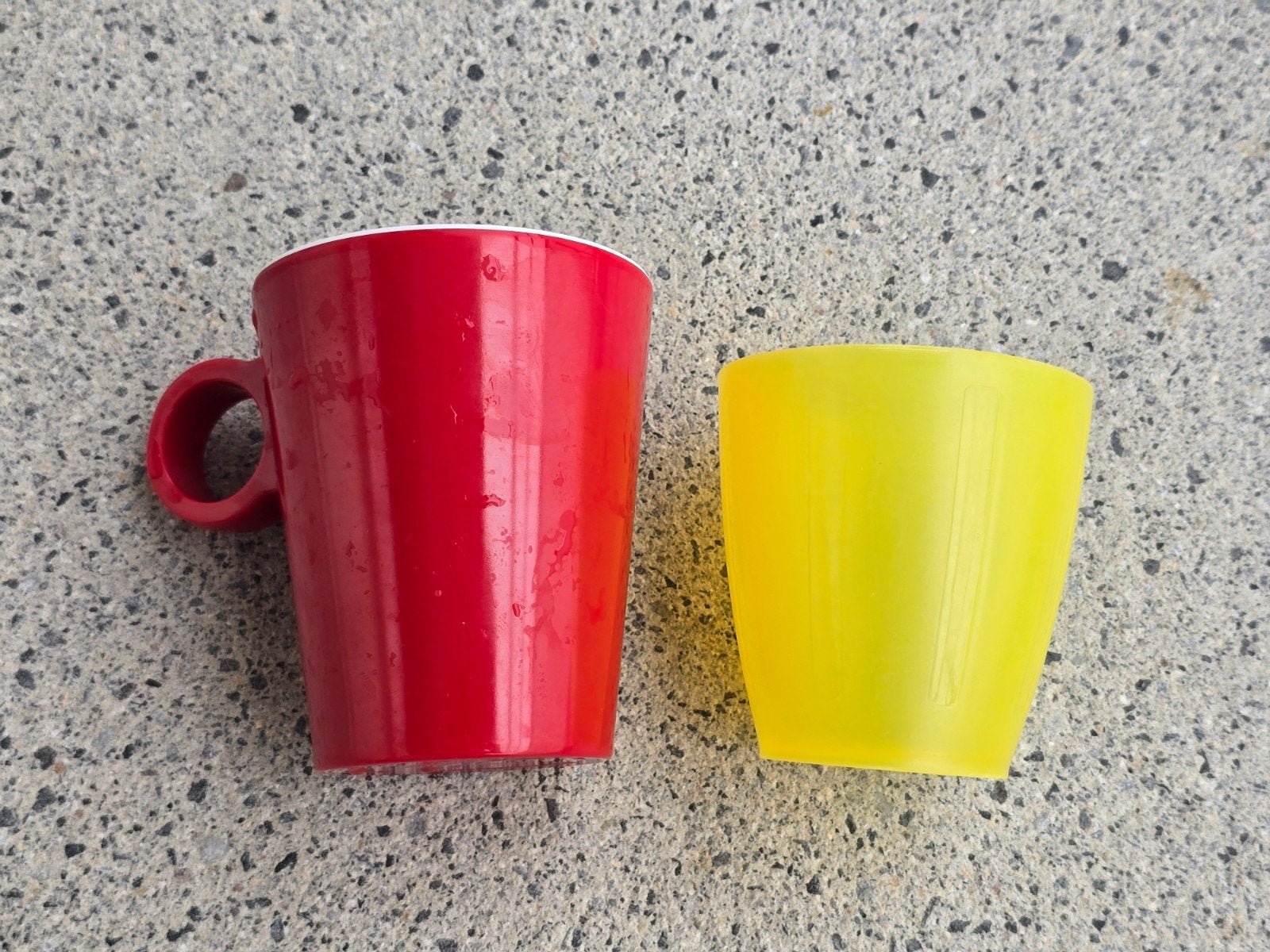Ensemble de 2 gobelets en plastique colorés — tasse rouge et, Enlèvement ou Envoi