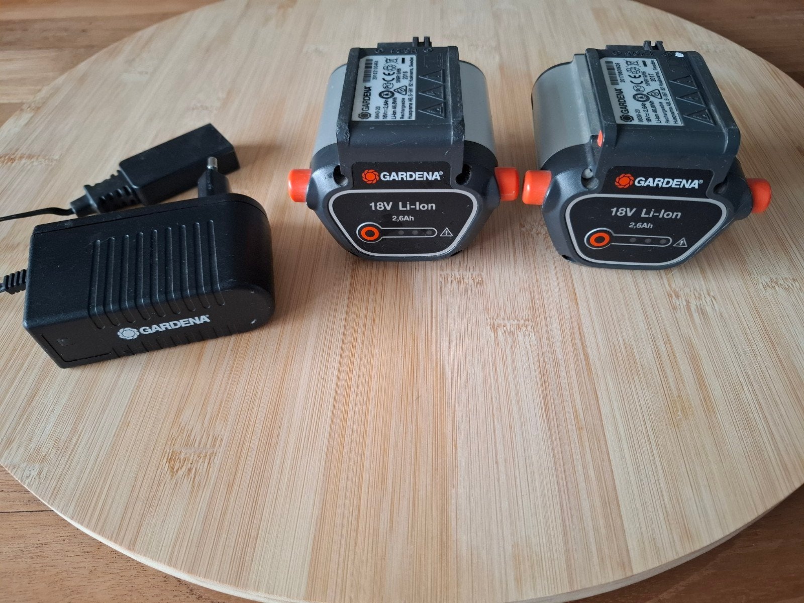 2 Batteries Gardena Li-ion 18v 2600 mAh + chargeur, Enlèvement