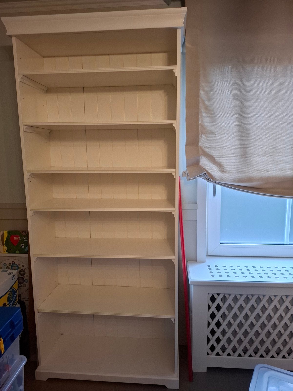 Bibliothèque spacieuse, étagères réglables et paroi arrière, Enlèvement